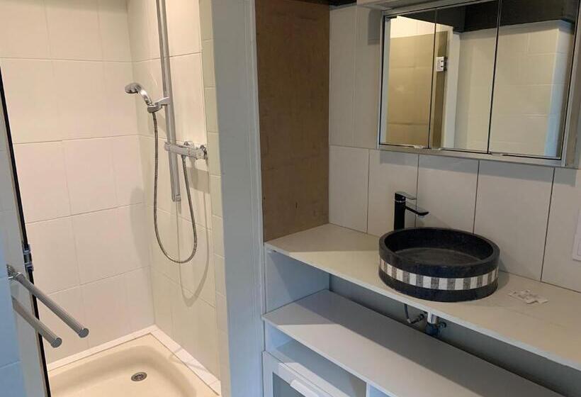 غرفة عائلية, La Tanière Des Ours