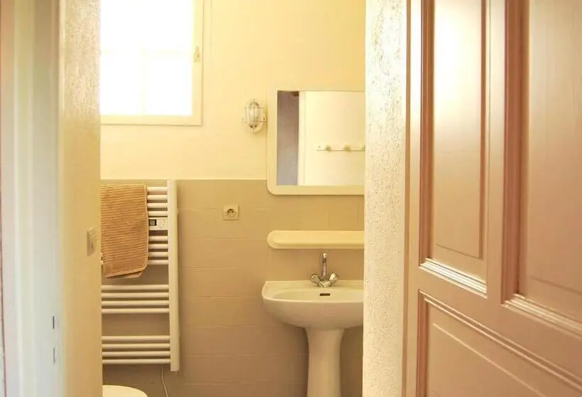 スタンダードトリプルルーム, Logis De Chenac Chambres Et Table D Hôtes