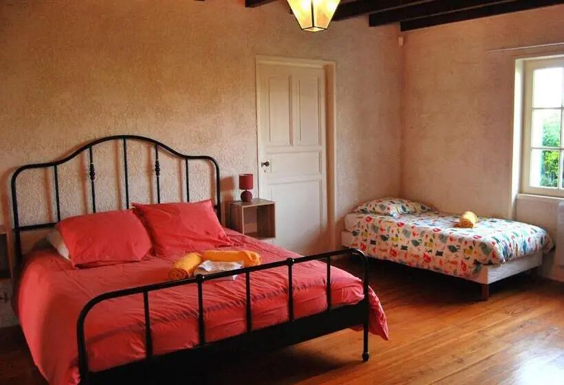 スタンダードトリプルルーム, Logis De Chenac Chambres Et Table D Hôtes