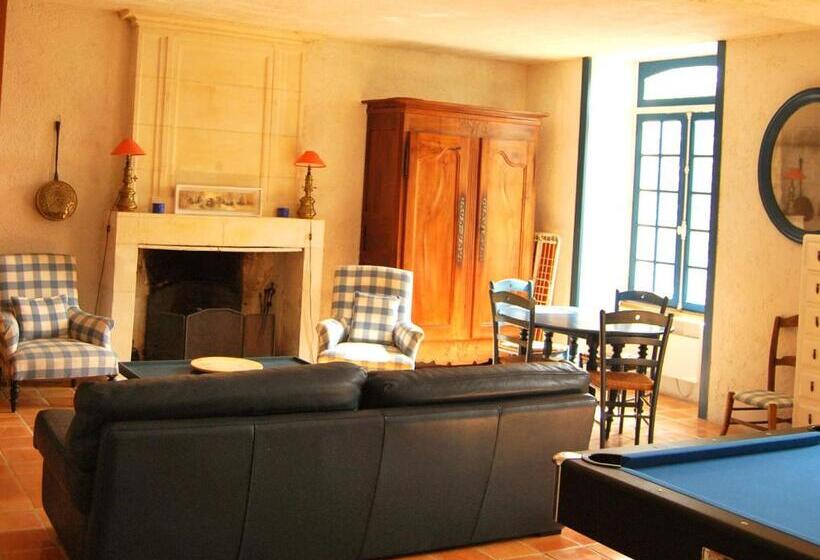 Номер Стандарт Трехместный, Logis De Chenac   Chambres Et Table D Hôtes