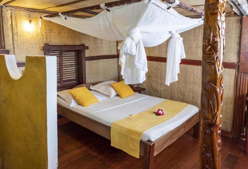 اتاق استاندارد, Floraly Komba