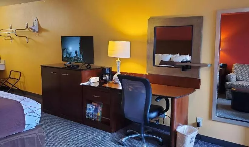 キングサイズベッドのデラックスルーム, Olympic Inn & Suites