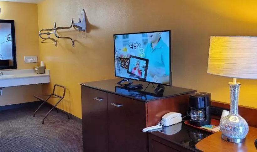 キングサイズベッドのデラックスルーム, Olympic Inn & Suites