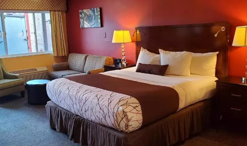 キングサイズベッドのデラックスルーム, Olympic Inn & Suites