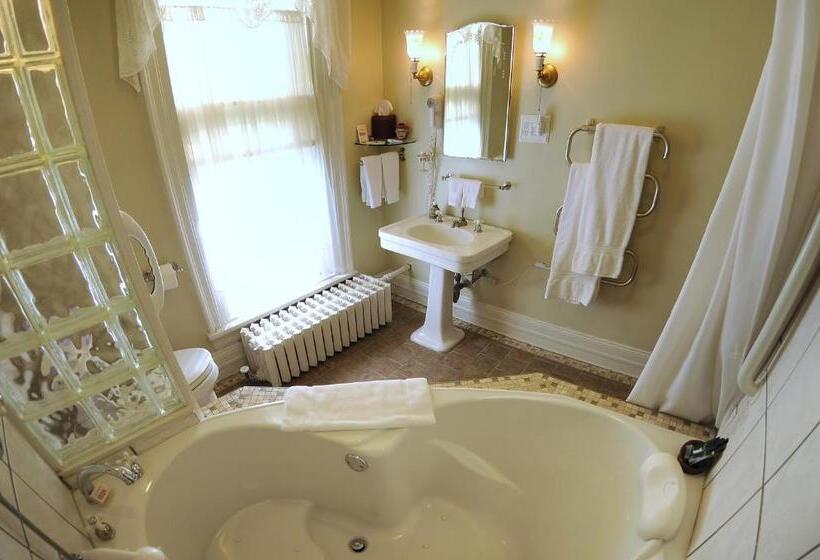 سوییت لوکس, The Oliver Inn