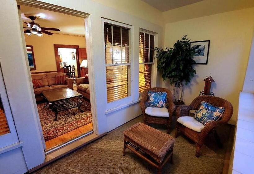 سوئیت 2 خوابه, The Oliver Inn