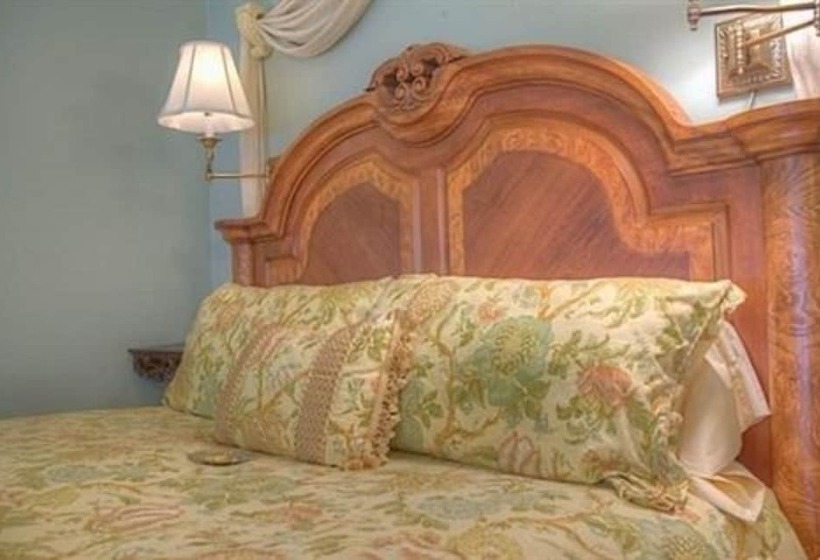 سوییت لوکس, The Oliver Inn