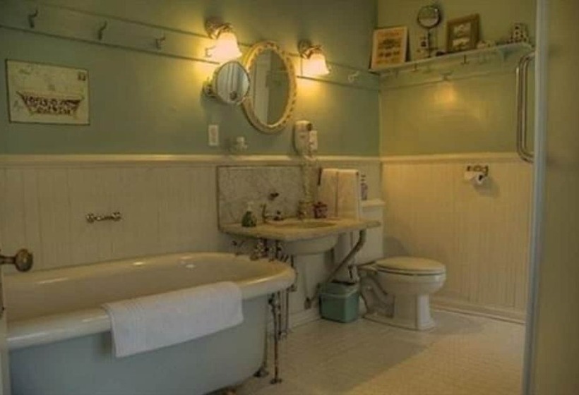 سوییت لوکس, The Oliver Inn