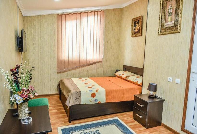 اتاق استاندارد با چشم‌انداز کوهستان, S.r