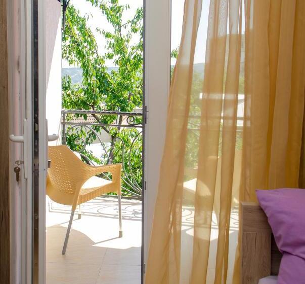 اتاق لوکس با بالکن, S.r