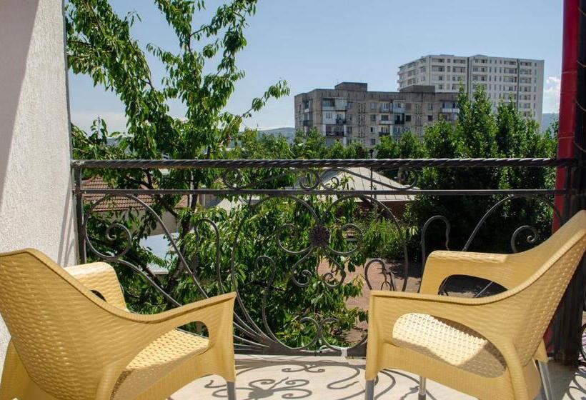 اتاق لوکس با بالکن, S.r