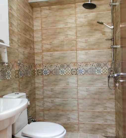 اتاق لوکس با بالکن, S.r