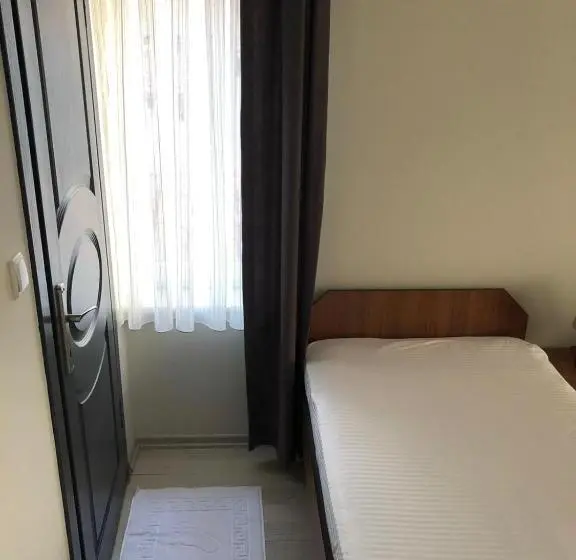 اتاق ساده سه‌ نفره, Tekinler Otel