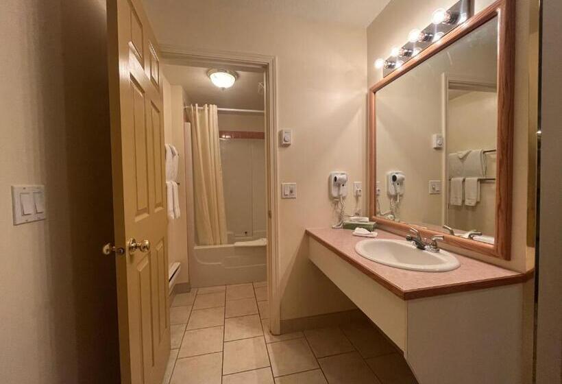 Люкс Deluxe Кровать Кинг, Western Budget Motel #3 Whitecourt
