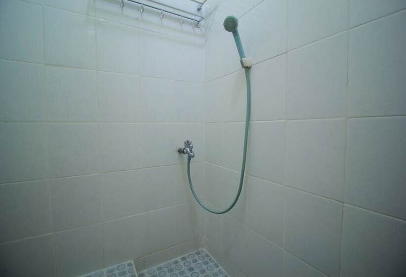 חדר אקונומי לשלושה, Spot On 2305 Andys Nur Penginapan