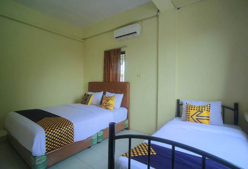 חדר אקונומי לשלושה, Spot On 2305 Andys Nur Penginapan