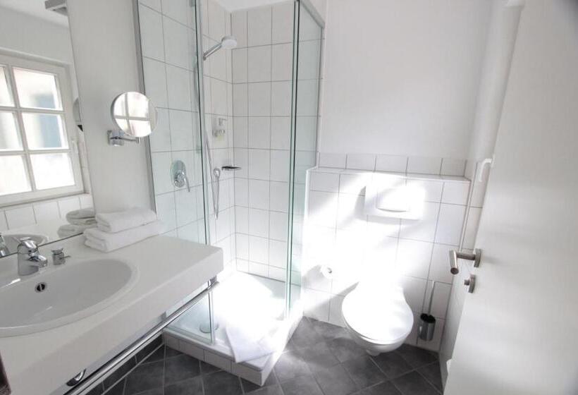 Quarto standart individual, Adler