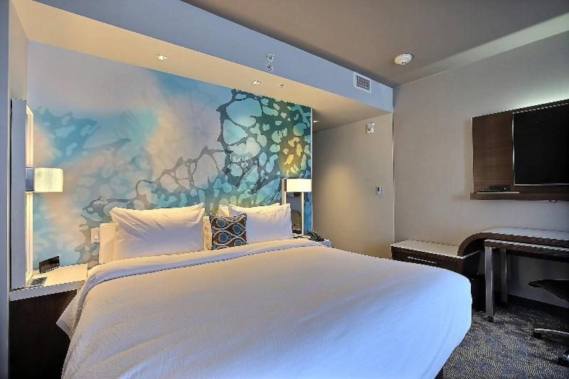 キングサイズベッドのスイートルーム, Courtyard By Marriott Montreal Brossard