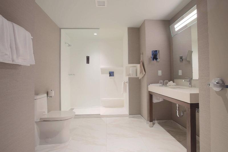 스위트 킹사이즈 침대, Courtyard By Marriott Montreal Brossard