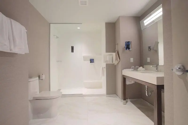 キングサイズベッドのスイートルーム, Courtyard By Marriott Montreal Brossard