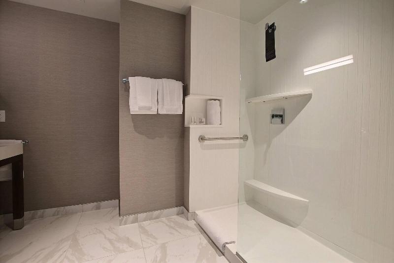 キングサイズベッドのスタンダードルーム, Courtyard By Marriott Montreal Brossard