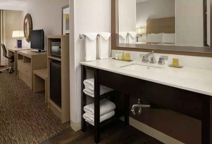身障者適用キングサイズベッドルーム, Doubletree By Hilton Portland Tigard