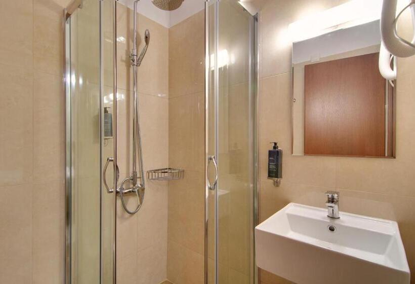 غرفة ديلوكس ثلاثية, Ali Pasha