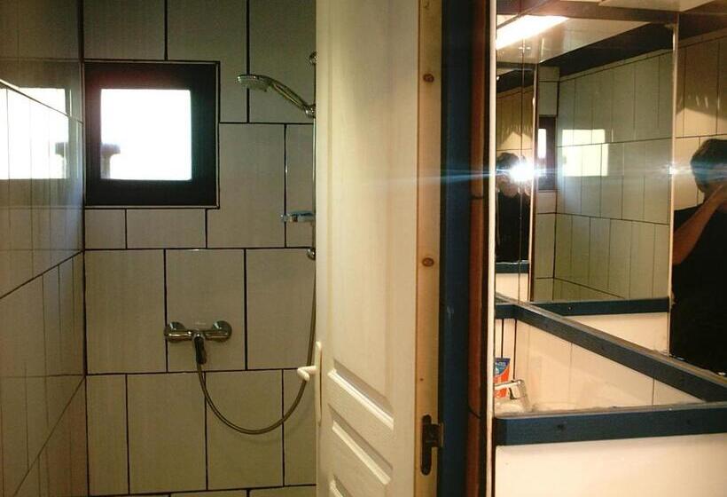 מיטה בחדר משותף, La Coquille Napoléon