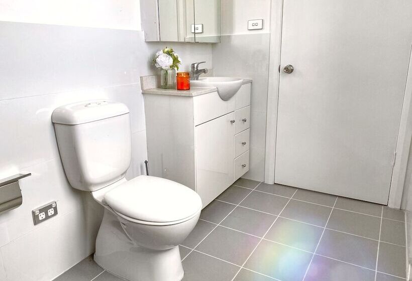 חדר אקונומי לשלושה, Commercial Motel