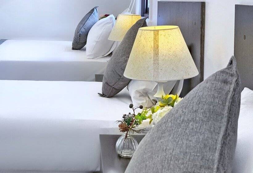 חדר אקונומי לשלושה, Commercial Motel