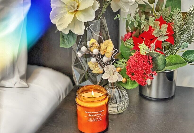 חדר אקונומי לשלושה, Commercial Motel