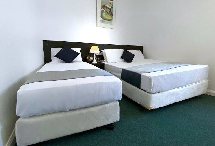 חדר אקונומי לשלושה, Commercial Motel