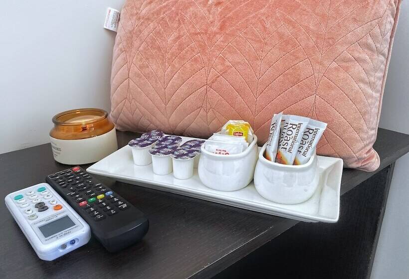 חדר אקונומי לשלושה, Commercial Motel