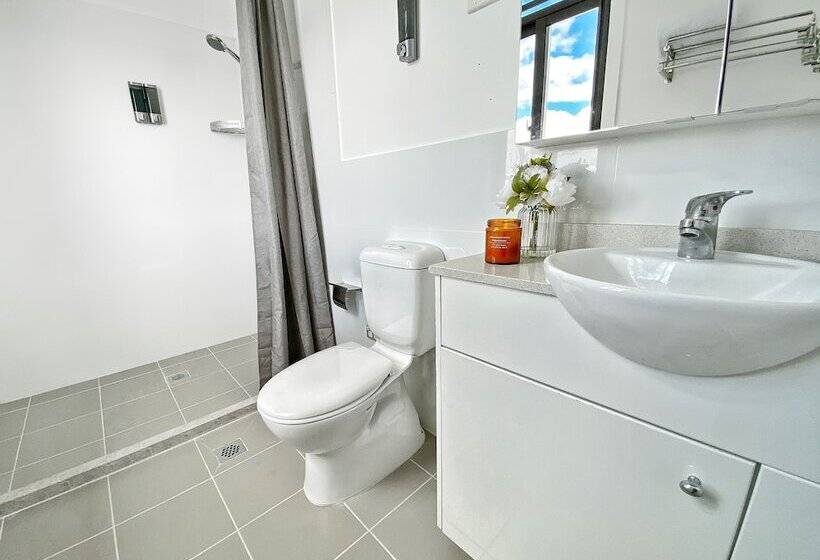 חדר משפחתי, Commercial Motel