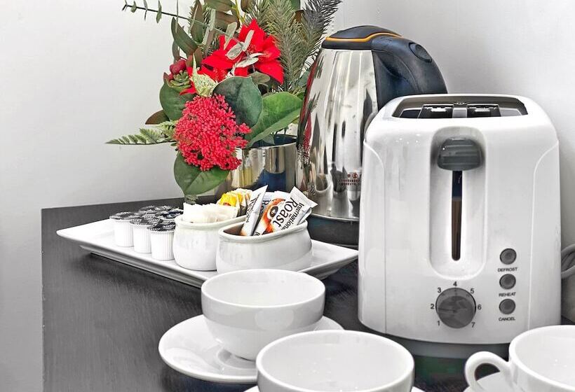 חדר משפחתי, Commercial Motel