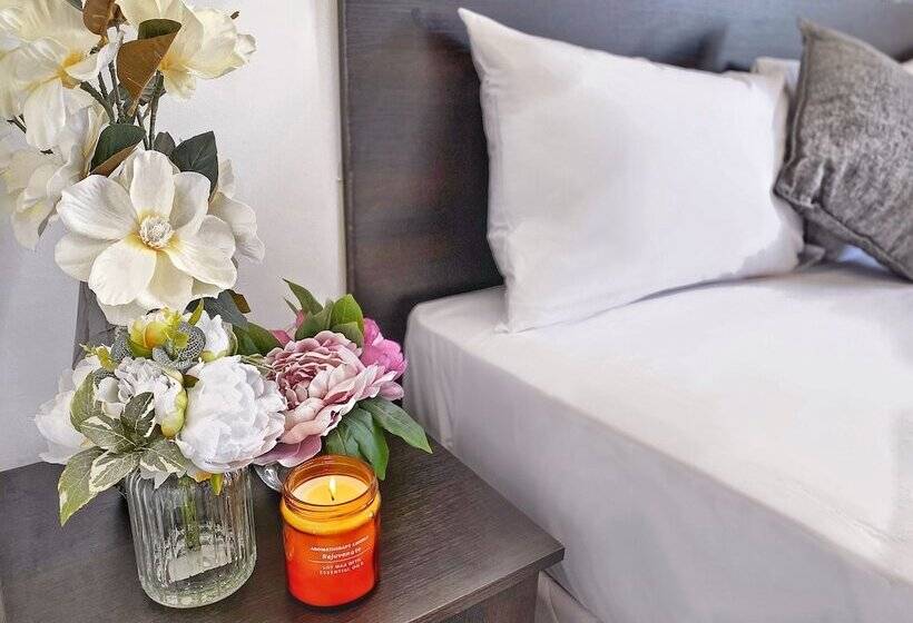 חדר משפחתי, Commercial Motel