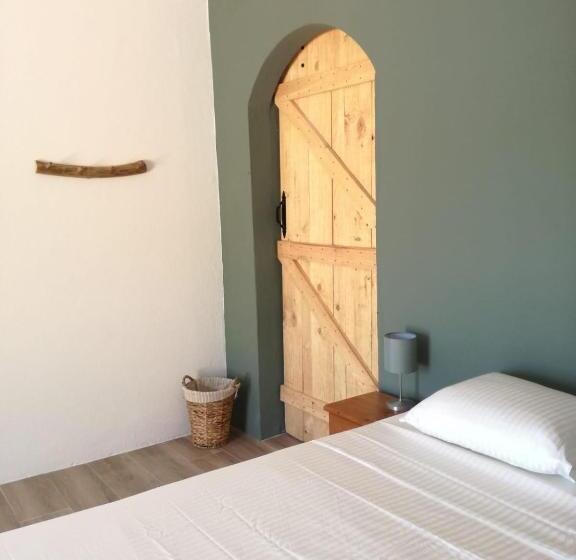 غرفة قياسية مطلّة علي حمام السباحة, Casa De La Vida Málaga