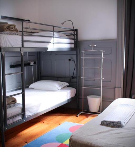 تختخواب در اتاق مشترک, By Doors Hostel