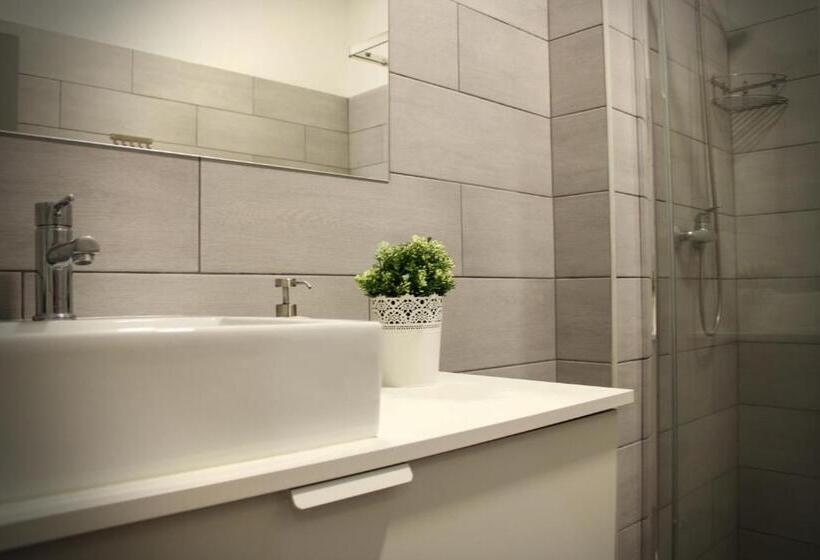 تختخواب در اتاق مشترک, By Doors Hostel