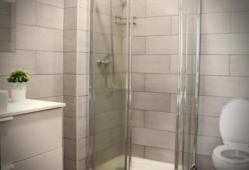 تختخواب در اتاق مشترک, By Doors Hostel