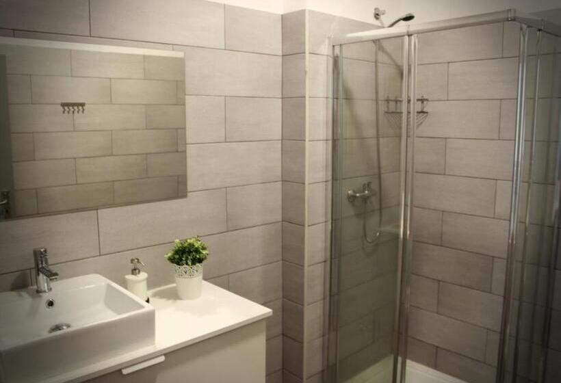 تختخواب در اتاق مشترک, By Doors Hostel