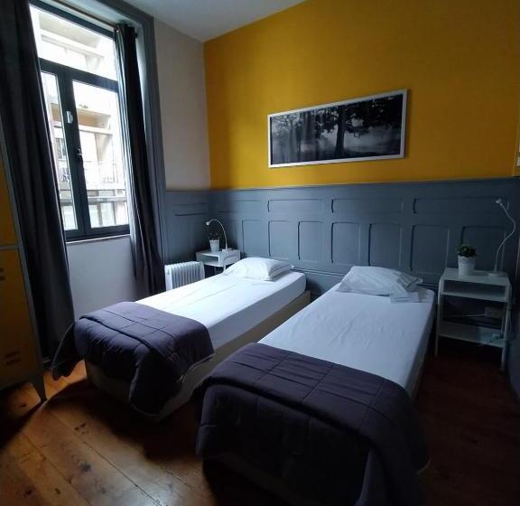 تختخواب در اتاق مشترک, By Doors Hostel