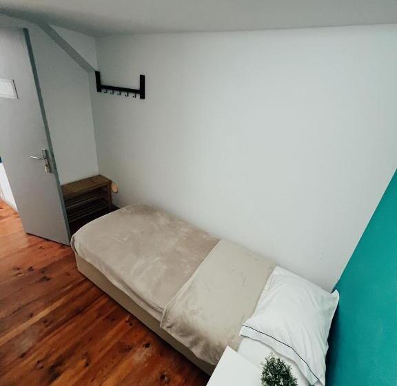 اتاق استاندارد یک نفره, By Doors Hostel