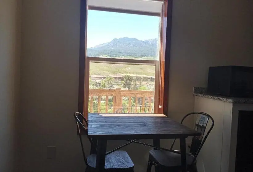 スーペリアスタジオ, Yellowstone Riverside Cottages