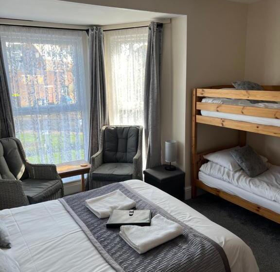 غرفة عائلية مطلّة علي البحر, Willows Guest House