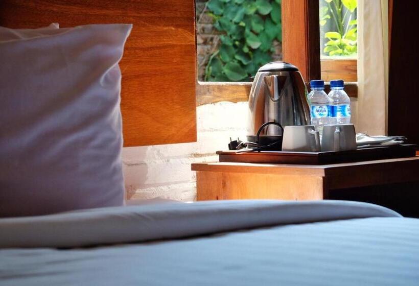 اتاق لوکس سه تخته, Cempaka Borobudur Guest House