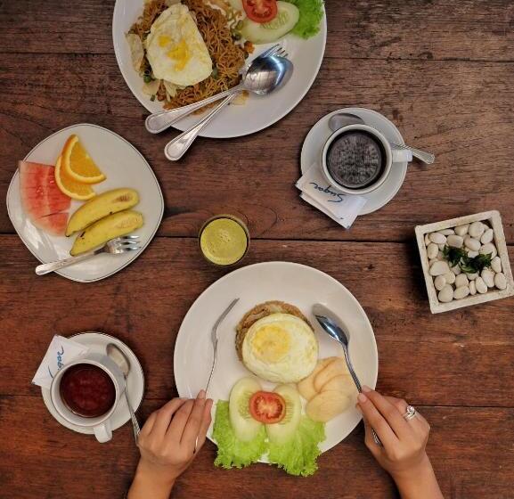 اتاق لوکس سه تخته, Cempaka Borobudur Guest House