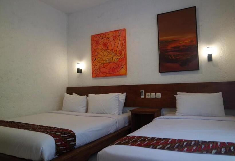 اتاق لوکس سه تخته, Cempaka Borobudur Guest House