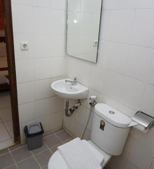 اتاق لوکس سه تخته, Cempaka Borobudur Guest House