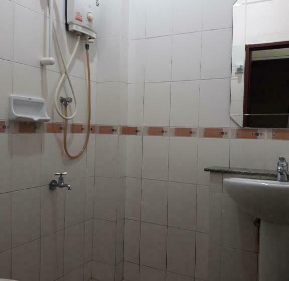 اتاق اکونومی با حمام مشترک, Southern Fried Rice